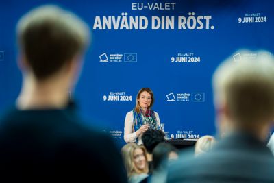 Roberta Metsola, president i Europaparlamentet, på besøk i Sverige for å få folk til å stemme.