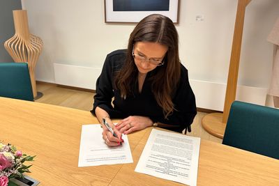 Fiskeri- og havminister Marianne Sivertsen Næss signerer avtale med Storbritannia, Belgia, Danmark og Nederland
