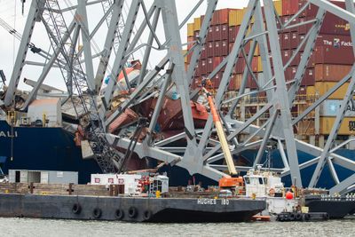 Stor seksjon av fagverkskonstruksjonen til Francis Scott Key Bridge ligger over MS Dali og presser skipet ned på bunnen. 