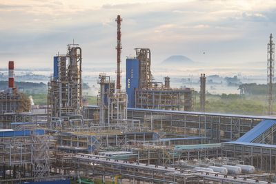 Gazprom neftekhim Salavat i Bashkortostan er et av Russlands største raffinerier. Det leverer bensin, diesel, monomer og ammoniakk. Den rammede delen av anlegget skal være et tårn for katalytisk krakking.