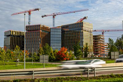 Construction City skal stå ferdig på Ulven i Oslo i løpet av 2025. Mer enn 350 antenner skal distribuere 4G og 5G fra Telenor, Telia og Ice over hele bygningen, fra parkeringskjellerens dyp til de ypperste hjørnekontorene.