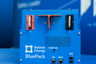 Natron Energy har åpnet USAs første storskala produksjonsanlegg for natrium-ion-batterier, der celler til dette batteriet produseres.