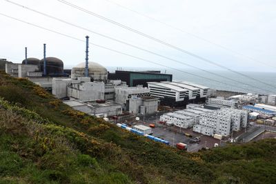 Kjernekraftverket Flamanville i Nordvest-Frankrike har i dag to reaktorer i drift, og den tredje, Flamanville 3, forventes å starte produksjonen i år. 