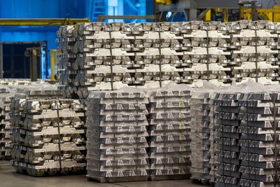 Russisk aluminium hoper seg opp på lagre, salg gjennom Kina ser ut til å øke. Bildet viser aluminiumbarrer fra Rusals smelteverk iIkutsk 