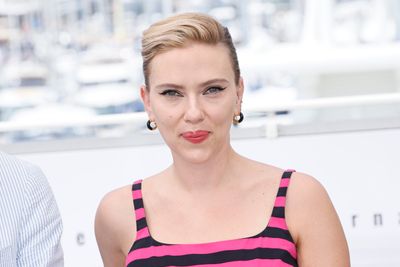  Scarlett Johansson er lite fornøyd med Open AIs nye stemme, som hun mener er lik hennes egen.