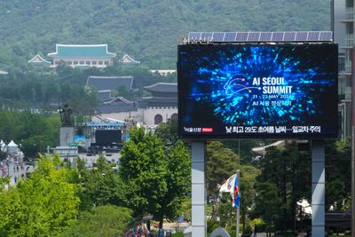 En skjerm med informasjon om KI-møtet i Sør-Koreas hovedstad Seoul tirsdag. 