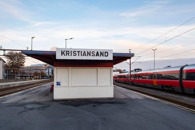 Bane Nor vet ikke når strekningen kan åpne igjen. Bildet er tatt ved en tidligere anledning på Kristiansand stasjon.