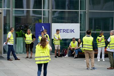 Akademikerne streiker utenfor Landbruksdepartementet. Fra mandag trappes streiken opp