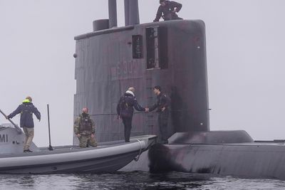 Statsminister Jonas Gahr Støre (Ap) går om bord i ubåten KNM Utvær utenfor marinebasen i Horten fredag ettermiddag.