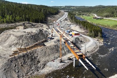 Er du ikke oppmerksom på biologisk mangfold når du bygger en bru, kan du skape ugjenkallelig skade på naturen, skriver artikkelforfatterne. Bildet viser arbeidet med nye Tunna bru i Østerdalen.