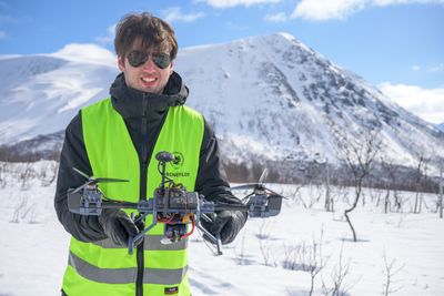 – Om du starter her fordi det er kult å fly, og du ellers helst vil gå i fjellet eller feste, kan det nok fort bli tungt, sier John Daniel Castagna. Du bør være glad i både matte, fysikk, elektronikk, programmering og droner for å komme i mål på droneingeniørutdanningen, mener han.