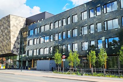 Fasadeplatene på Voldsløkka skole er fargede solcellepaneler. På taket har de vanlige solceller.