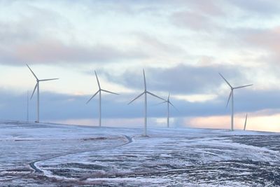 Vassdrags- og energidirektør Kjetil Lund varsler at framdriften både for vindkraft i Finnmark og havvind i Sørlige Nordsjø II nå stopper opp på grunn av streiken. Energiminister Terje Aasland i forgrunnen.
