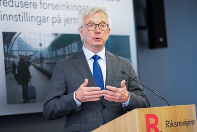Riksrevisor Karl Eirik Schjøtt-Pedersen presenterte torsdag en helt ny rapport om forsinkelser og innstillinger på jernbanen.