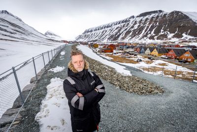 Lokalstyrets leder, Terje Aunevik, står ved siden av den nye vollen, en seks meter høy og flere hundre meter lang mur, som er bygget som sikring mot snøskred. Det gikk skred som tok liv i 2015 og 2017.