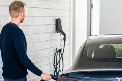 Norgesnett skal premiere strømkunder som lader bilen med hjemmeprodusert solkraft.