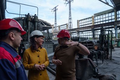  Tysklands utenriksminister Annalena Baerbock snakker med Ukrainas energiminister Herman Halushchenko under et besøk på et varmekraftverk som er blitt ødelagt i et russisk angrep. Bildet ble tatt 21. mai. 