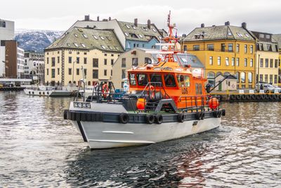 Los er en garanti for at skip i ukjent farvann kommer trygt fram innaskjærs, og Norsk Losforbund er kritisk til utbredelsen av farledsbevis til russiske borgere. Her er losbåten LOS 124 i Ålesund.
