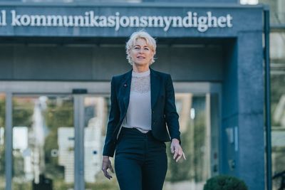 Seksjonssjef Inger Vollstad i Nasjonal kommunikasjonsmyndighet sier folk kjøper stadig større datapakker til mobilen. 