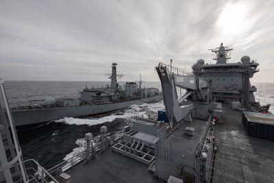 Her får den britiske fregatten HMS Portland (t.v.) forsyninger fra KNM Maud under en øvelse høsten 2023.