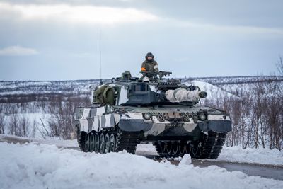 En  finsk stridsvogn av typen Leopard 2 krysser grensen mellom Finland og Norge tidligere i vinter. Tilsvarende stridsvogner vil bli montert hos Ritek i Norge.