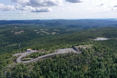 Her på toppen av Gyrihaugen skulle Forsvaret bygge radar, men utbyggingen ble plutselig stanset etter at veien sto ferdig.