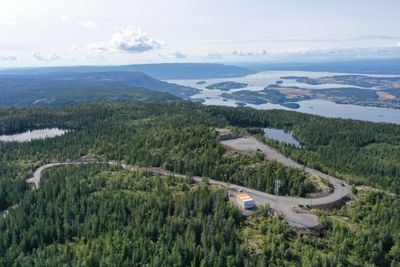 Her på toppen av Gyrihaugen skulle Forsvaret bygge radar, men utbyggingen ble plutselig stanset i fjor sommer.