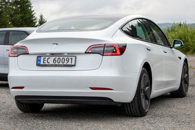Tesla Model 3 er blant bilene som produseres i Kina og importeres til Europa. Produsenten varsler nå at prisene vil gå opp i EU.