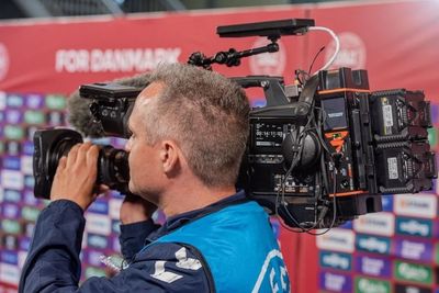 Ericsson, mobiloperatøren 3 Danmark, kringkasteren TV 2 og kameraprodusenten Sony testet bruk av 5G standalone for å overføre direkte en fotballkamp i København. 