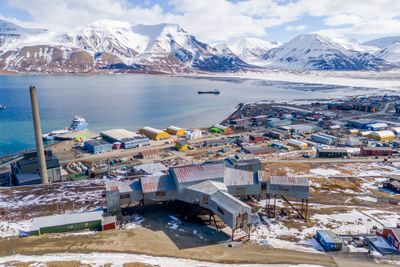 Den tidligere temperaturrekorden på Svalbard var fra 2022. Bildet er fra Longyearbyen tidligere i år.