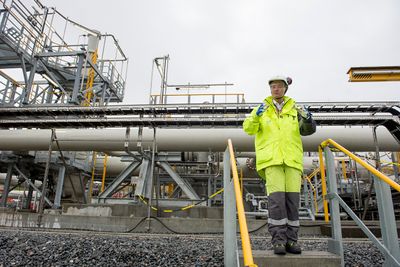 Equinors raffineri på Mongstad er fortsatt Norges desidert største utslippspunkt, med et utslipp på mer enn 1,7 millioner tonn CO2 i 2023. Her er prosjektdirektør Trond Bokn på Mongstad, for å markere at den første oljen fra Johan Sverdrup-feltet ankom anlegget i 2019. 
