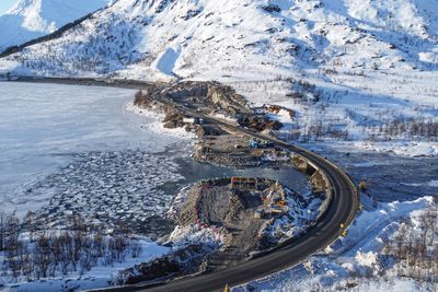 Hålogalandsvegen skal ikke bare bygges kostnadseffektivt, men også klimasmart og med så små naturinngrep som mulig. Værforholdene sist vinter var vekslende, men fremdriften er god. Her fra Løbergsbukta i Gullesfjorden, dronefotografert rett over et tunnelinnslag hvor vegen vil gå videre over en bro. 