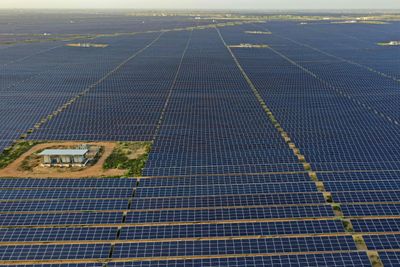 Prisene på solceller har stupt, mye på grunn av kinesisk produksjon. Det gjør at sol installeres i høy takt verden over. I 2023 sto sol for 75 prosent av den nye fornybare kraften i verden. Her fra en av verdens største solparker, Bhadla Solar Park i India. 