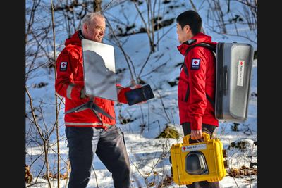 Brannvesenet i Sarpsborg og Østfold Røde Kors har testet kommunikasjonsløsningen fra Ready Communication, og fikk levert de første koffertene fra selskapet. Fra venstre: brannsjef Terje Surdal, Arnulf Hansen, som er leder for beredskap og ambulanse i Østfold Røde Kors, og Espen Olsen.