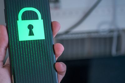 Et nytt Android-virus kan både låse skjermen på mobilen og kryptere filer – blant en rekke andre egenskaper.