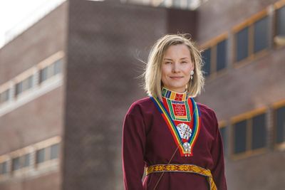 Tidligere UiT-student Silja Ingeborg Mikkelsen i lulesamisk kofte. Nå kan hun og andre lulesamer få datamaskiner til å lese opp tekst på deres eget språk.