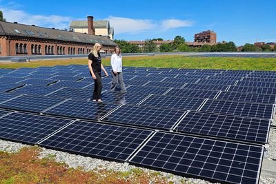 Guard Automation skal bistå Oslo kommune med å høste synergieffekter av solcelleanleggene. Hanne Torp Nilsen i Guard (til venstre) og Ingeborg Høiaas i Oslobygg på taket av Jordal Amfi.