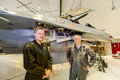 Andreårslærlingen Vetle er midt i fagprøven for å bli flymekaniker. Til høyre står oberst Martin «Tintin» Tesli, sjef for 132 luftving ved Ørland flystasjon.