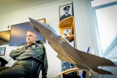 Martin Tesli, sjef for 132 luftving ved Ørland flystasjon på kontoret. På veggen bak henger et portrett av den danske krigshelten Kaj Birksted. Birksted var blant annet skvadronsjef i den norske 331-skvadron. Skvadronen inngår i 132 luftving, som Tesli leder.  