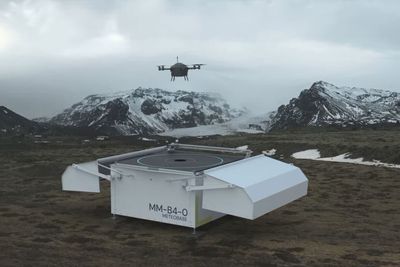 Disse såkalte meteobasene bruker droner for å overvåke været og lage prognoser. Et forskningsprosjekt skal gi Hæren tilgang til mer oppdatert værinformasjon.