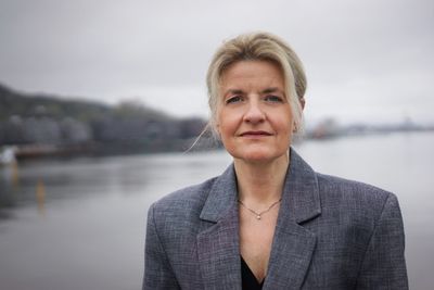 Forbrukerdirektør Inger Lise Blyverket har regnet seg fram til at folk i Nord-Norge kunne spart 1100 kroner i året om konkurransen på mobil hadde vært hardere i fylket.