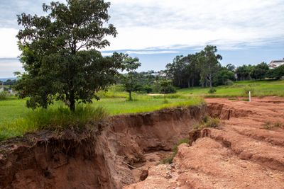 Erosjon, her fotografert i Brasil i vår, forverres av menneskelig aktivitet, som for eksempel avskoging. – I 2024 er det fremdeles ikke alle som ser den livsviktige koblingen mellom klima, natur og ressursbruk, skriver ukas TU-spaltister.