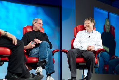 Microsoft-gründer Bill Gates (til høyre) og avdøde Apple-gründer Steve Jobs i munter passiar i 2007.