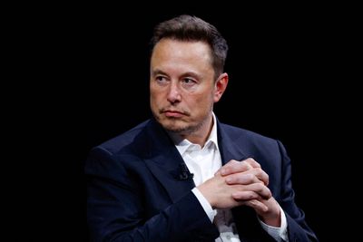 Elon Musk tok over som eier av Twitter i oktober 2022 og døpte om selskapet til X. Oppkjøpet av mediegiganten kostet Tesla-gründeren over 44 milliarder dollar. 