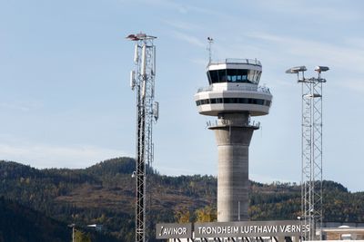 Ferdigstillelsen av Avinors digitaliseringsprosjekt er forskjøvet til 2028. Bildet viser flytårnet på Værnes lufthavn. Endringer i planene har gjort at kun Sør-Norge sør for Trondheim er med i det nåværende digitaliseringsprosjektet.