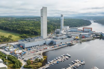 Nexans-tårnene, det nye nærmest, er landemerker i Halden og en viktig del av selve produksjonsflyten. På innsiden trekkes lederne til toppen, og på vei ned ekstruderes isolasjonslagene på. Tyngdekraften utnyttes for å produsere helt runde kabler, som kjøles og herdes på vei ned, før de fortsetter ferden i de andre produksjonslinjene på bakkenivå.