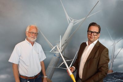 Etter at testperioden med pilot nummer to i Vatsfjorden er over, sikter World Wide Wind mot bygging av en større demo-turbin med effekt på 2,4 MW. Teknisk sjef Rune Strømquist, til venstre, her sammen med Stian Valentin Knutsen. 