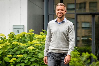 Espen Søgård Paaby foran Skatteetatens lokaler på Helsfyr i Oslo.