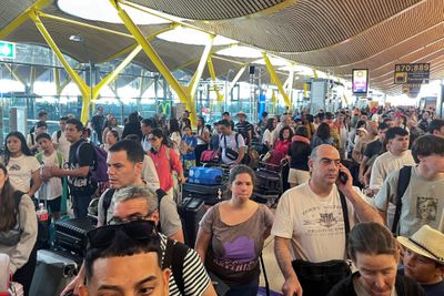 Passasjerer venter på Barajas Airport etter at it-trøbbel lammet flytrafikken. Selskapet som la ut oppdateringen som forårsaket problemene blir neppe erstatningsansvarlig, mener advokat.