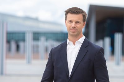 Telenor-konsernets fungerende finansdirektør, Kasper Wold Kaarbø, forteller at Telenor vil se etter nye eiere til de selskapene i Amp-porteføljen som de mener de ikke klarer å utvikle videre. Etter framleggelsen av andrekvartalsresultatene er det Telenor Linx som har størst behov for å snu utviklingen.